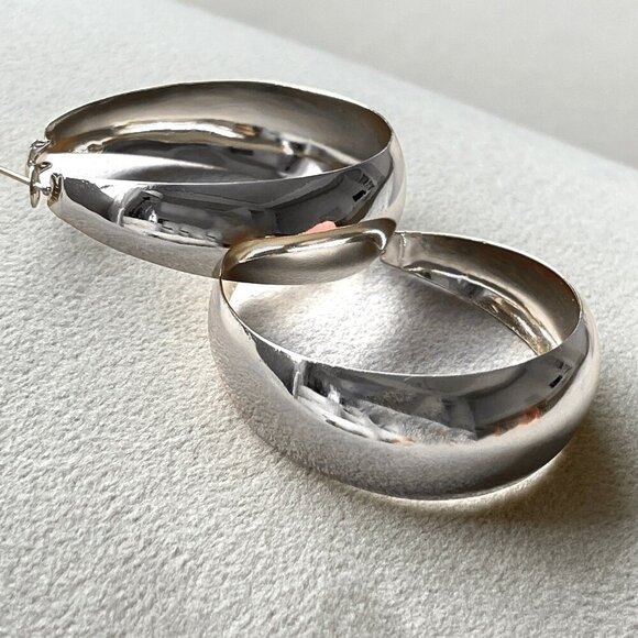 Silver tone Casual Women's Minimalist Hoop Earrings - Picture 5 of 6